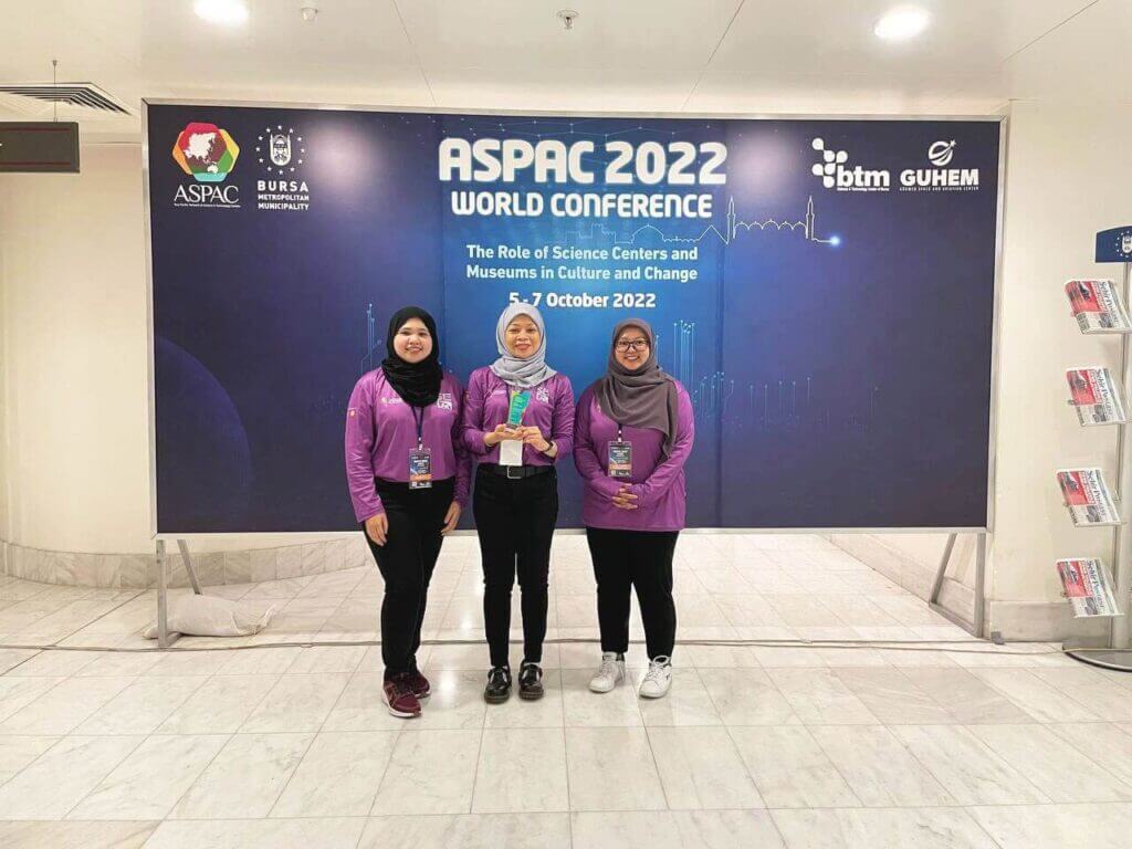 Three women in purple shirts pose at the ASPAC Creative Project Awards 2022 in Bursa, Turkey.