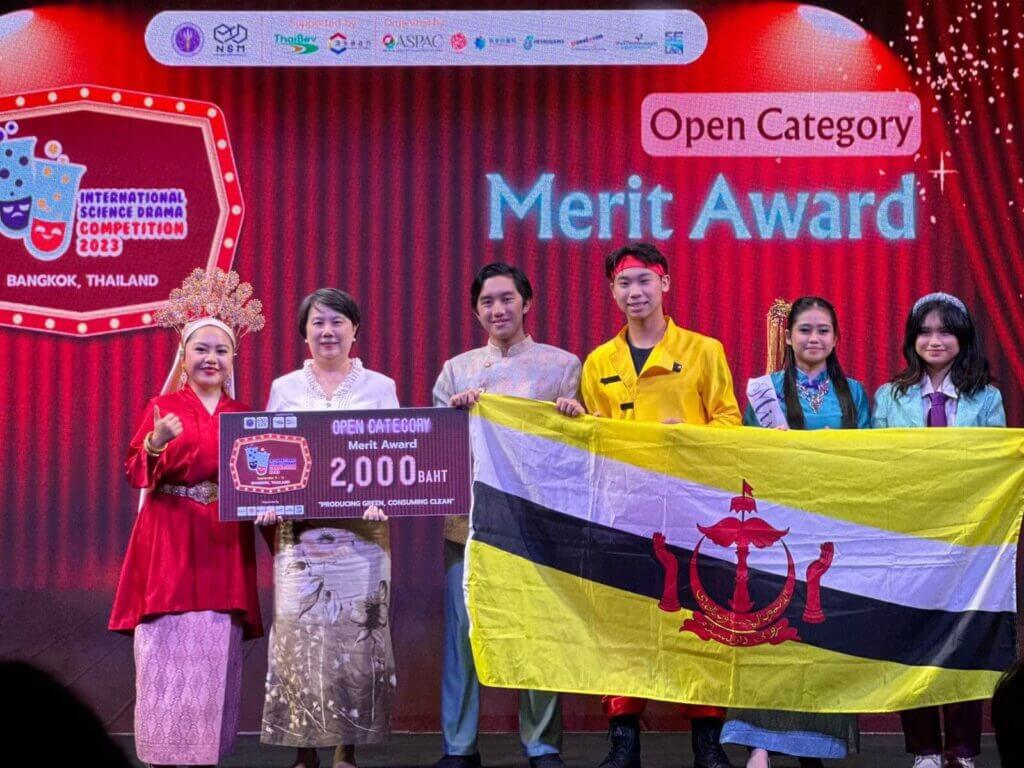 Group poses with award and Brunei flag at the International Science Drama Competition 2023, Bangkok, Thailand.